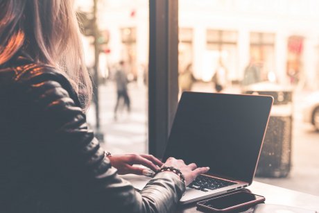 How to Train Remote Employees: 3 Ways to Increase Online Learning Engagement